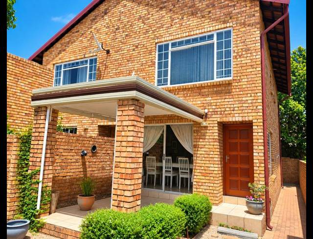 2 BEDROOM TOWNHOUSE FOR SALE IN AMBERFIELD